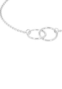 Pulsera de cadena de plata que presenta dos anillos circulares entrelazados. Acabado suave y pulido con un diseño delicado y ligero.