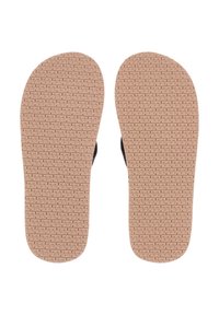 Schwarze Flip-Flops mit strukturierten braunen Gummisohlen, die ein flaches Design und breite Riemen in einem einfachen, funktionalen Stil aufweisen.