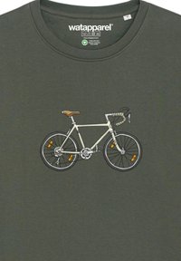 Olijfgroene t-shirt met een afbeelding van een witte fiets met een bruine zitting, gedetailleerde banden en oranje reflectoren. Van katoen, casual pasvorm.
