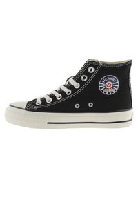 Sneaker alta nera in tela con lacci bianchi, punta in gomma e un patch rotondo con il logo che riporta "Victoria" e "Dal 1975".