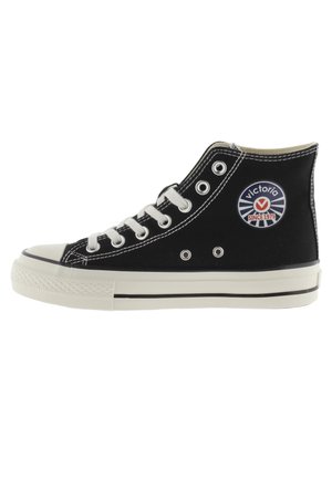 Baskets montantes noires en toile avec des lacets blancs, embout en caoutchouc et un patch logo circulaire avec "Victoria" et "Depuis 1975."