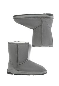 Graue Stiefel mit einer weichen Wildlederaußenseite und Fleece-Innenfutter. Runde Spitze und niedriger Absatz mit einer Gummisohle, die sichtbare Nahtdetails aufweist.
