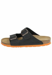 Sandal nera con due cinturini regolabili e fibbie tono rame. Suola in sughero e parte superiore nera testurizzata, con suola in gomma arancione.