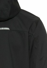 Czarna wodoodporna kurtka z teksturowanej tkaniny, z kapturem i odblaskowym paskiem z tyłu dla lepszej widoczności. Minimalistyczny design.