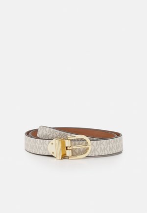 Ceinture beige roulée avec un motif répétitif du logo MK et une boucle dorée brillante gravée du nom de la marque Michael Kors.