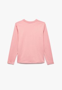 Langærmet t-shirt i blødt pink bomuld med en klassisk rund halsudskæring og uden mønstre eller detaljer, der har en simpel, glat tekstur.