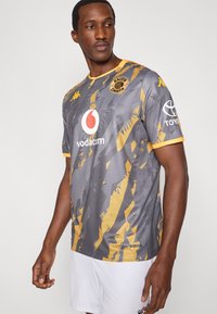 Szürke focimez geometrikus sárga mintával, Kappa logóval és csapatcímerrel. Sárga gallérral és támogatói logókkal az elején és az ujjakon.