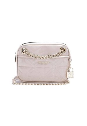Petit sac bandoulière matelassé beige avec une chaîne dorée, un pendentif cadenas en or et le logo "River Island London" sur le devant.