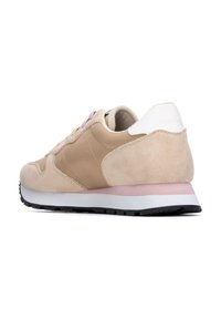 Zapatillas de ante beige con acentos rosas, talón blanco y suela de goma. Presenta un diseño de cordones y una parte superior suave con textura contrastante.