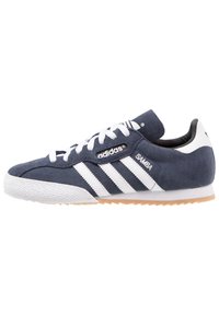 Tenisky Adidas Samba, tmavomodrý zvršok z semišu s bielymi koženými akcentmi, tri biele pruhy, textúrovaná gumová podrážka a polstrovaný golier.