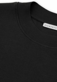 Czarny t-shirt z okrągłym dekoltem i gładkim, elastycznym materiałem. Metka z napisem "ELEMENTY." Prosty design bez wzorów.