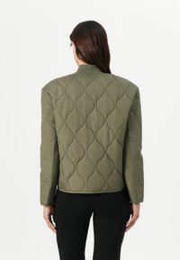 Guess Jeans QUILTED PUFFER JACKET - Bomber-jakk - olive light green