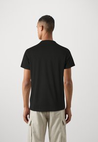 Guess TRIANGLE  - T-shirt med print - jet black