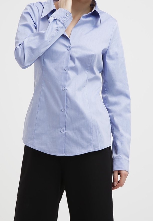 Camisa abotonada azul claro con mangas largas, cuello puntiagudo y diseño ajustado. Fabricada con una tela suave con rayas verticales.