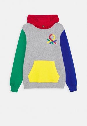 Sweat à capuche pour enfants avec un corps gris, une manche gauche verte, une manche droite bleue, une capuche rouge, une poche avant jaune et un logo multicolore sur la poitrine.