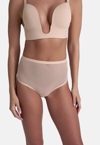 Naakt plunge bh van glad materiaal met verstelbare bandjes; gecombineerd met hoge doorschijnende slipjes met een zachte elastische tailleband.