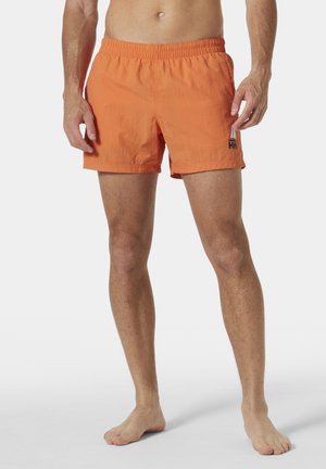 Orangene Badeshorts mit elastischem Bund, kurzer Länge, glatter Textur und einem Logo auf der linken Seite. Geeignet für Wasseraktivitäten.