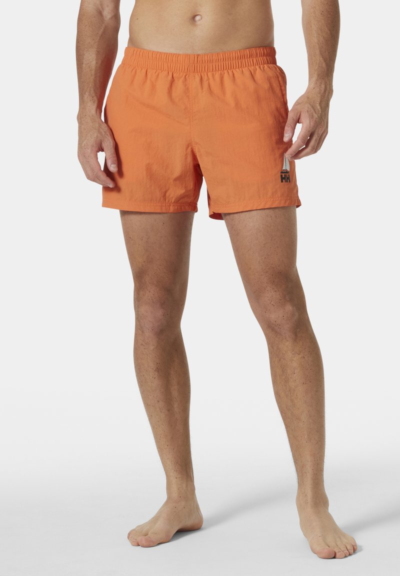 Oranžové plavky s elastickým páskem, krátká délka, hladká textura a logo na levé straně. Vhodné pro vodní aktivity.