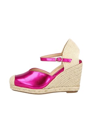 Espadril de cuña con puntera brillante de color rosa intenso y correa en el tobillo, contrafuerte del talón beige tejido y suela de yute trenzado.