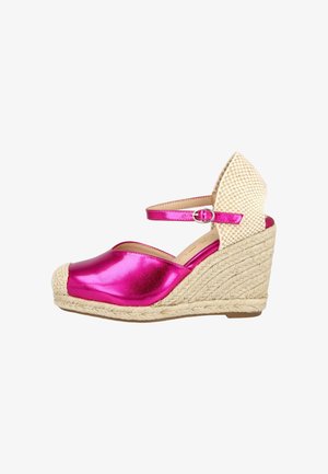 Espadril de cuña con puntera brillante de color rosa intenso y correa en el tobillo, contrafuerte del talón beige tejido y suela de yute trenzado.