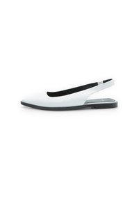 Scarpa flats slingback in pelle bianca con punta affusolata, superficie texturizzata e suola nera. Design minimalista con una silhouette moderna e slanciata.
