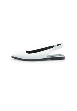 Weiße Leder Slingback-Ballerinas mit spitzem Zeh, strukturierten Oberfläche und schwarzem Absatz. Minimalistisches Design mit einer eleganten, modernen Silhouette.
