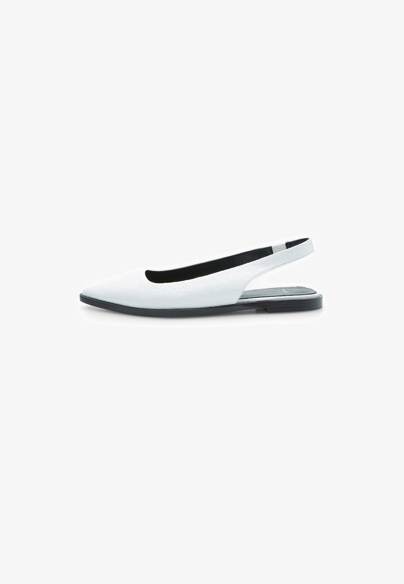 Chaussure plate en cuir blanc à bride arrière avec un bout pointu, surface texturée et semelle noire. Design minimaliste avec une silhouette moderne et élégante.