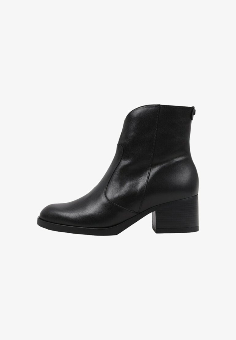 Botín negro de cuero hasta el tobillo con punta redonda, detalles en la costura lateral y tacón ancho. Textura suave con un diseño minimalista.