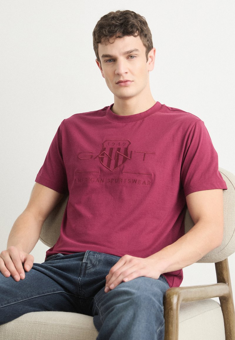 GANT TONAL SHIELD - T-shirts med print - rich wine