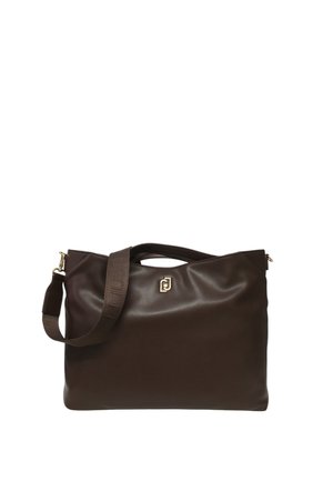 Sac à main en simili cuir marron avec fermeture zippée, anse courte et bandoulière détachable. Présente un discret détail de logo et une texture lisse.