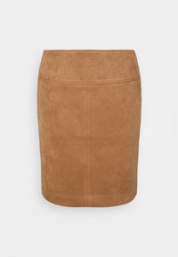 Mini-jupe en daim marron avec une texture lisse, un design ajusté et un ourlet droit ; présente des détails de couture subtils le long des coutures.