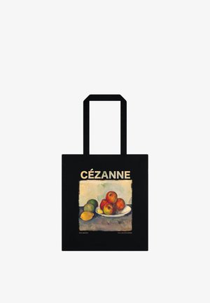Czarna torba typu tote z reprodukcją martwej natury Cézanne'a przedstawiającą jabłka, cytrynę i zielone owoce na białym talerzu.