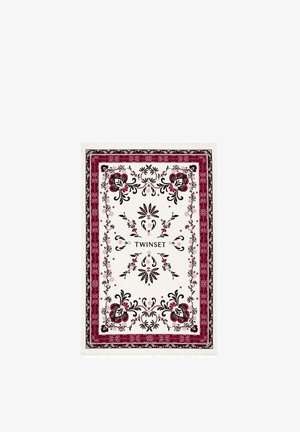 Tappeto rettangolare bianco con motivi floreali simmetrici in nero e rosso, bordato da bordi decorativi rossi e neri, con il testo "TWINSET" al centro.