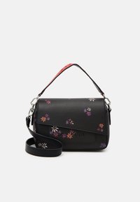 Svart läderhandväska med blommönster i lila och orange, utrustad med en avtagbar rem och ett handtag upptill för mångsidiga bäralternativ.