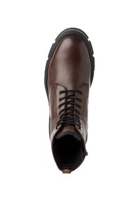 Bota de cuero marrón con punta redondeada, parte delantera con cordones y suela negra contrastante. Acolchado interior visible en la abertura.