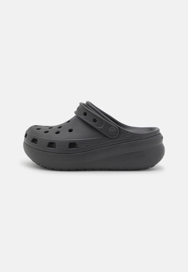 Schwarzer Gummi-Clog mit geschlossener Spitze, Rückengurt, Belüftungsöffnungen und einer strukturierten Sohle für besseren Halt. Glatte Oberfläche mit dezenten Details.