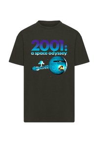 Svart bomulls T-skjorte med grafisk design med blå og lilla tekst "2001: en romodyssé" og en sirkulær romfartøyillustrasjon.