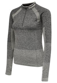 Camiseta deportiva de manga larga con cremallera en gris oscuro, con acentos en gris más claro, patrones de punto texturizados y mangas acanaladas. Logo en el cuello.