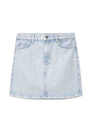 Mini-jupe en jean bleu clair avec poches avant, passants pour ceinture, fermeture à boutons et texture subtilement tachetée sur fond blanc.
