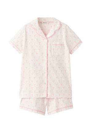 Haut de pyjama à manches courtes à boutons et short assorti avec motif floral rose clair et bordure sur fond blanc.