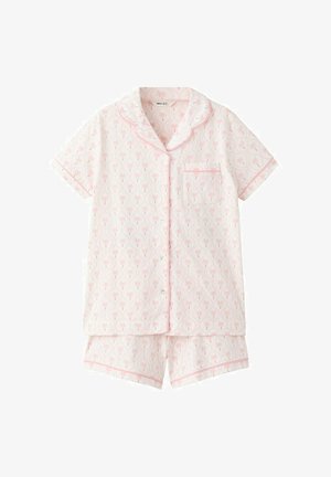 Haut de pyjama à manches courtes à boutons et short assorti avec motif floral rose clair et bordure sur fond blanc.