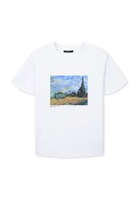 T-shirt bianco in cotone con una stampa artistica colorata, che rappresenta un paesaggio con alberi e nuvole, arricchita da un piccolo etichetta in basso.