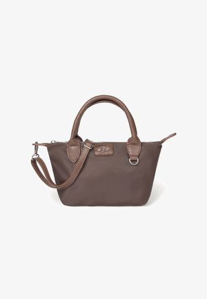 Braune Handtasche aus glattem Stoff mit strukturierten Lederelementen. Verfügt über doppelte Griffe und einen abnehmbaren Schultergurt. Details aus silbernem Metall.