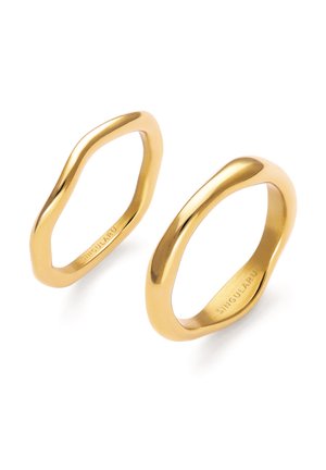 Zwei unregelmäßig geformte goldene Ringe mit glatten, polierten Oberflächen, jeweils mit "SINGULARU" auf der Innenseite graviert.