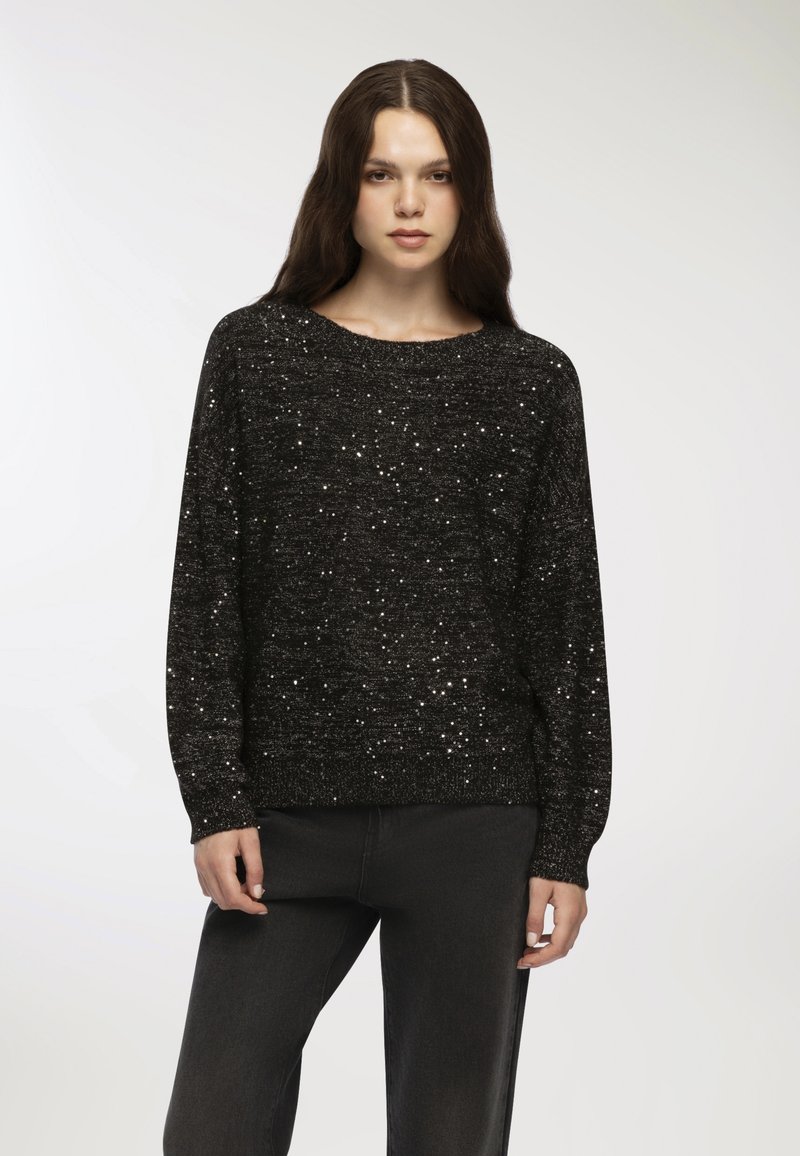 Czarny sweter dzianinowy z srebrnymi zabrudzeniami, okrągły dekolt i długie rękawy. Tkanina ma teksturowany wygląd i dopasowane mankiety.