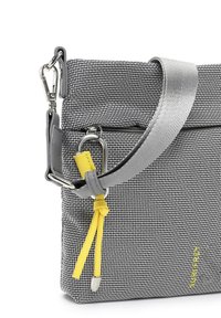 Borsa in tessuto grigio testurizzato con dettagli gialli, tracolla grigia regolabile, accessori in argento e una tasca con zip nella parte superiore. Design compatto.