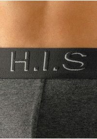 Pilki vyriški apatiniai su plačiu juodu juosmeniu, ant kurio išsiuvinėti raštai "H.I.S." Medžiaga atrodo minkšta ir lygi.