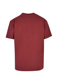 Mørkerød kortærmet t-shirt med rund hals, lavet af bomuld, med en glat tekstur og enkel design uden udsmykninger.