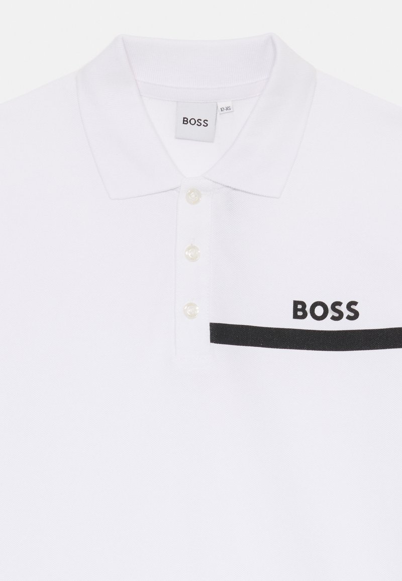 Weißes Polohemd aus strukturiertem Stoff mit einem schwarzen horizontalen Streifen und dem "BOSS"-Logo auf der linken Brust, ausgestattet mit einer Drei-Knopf-Leiste.