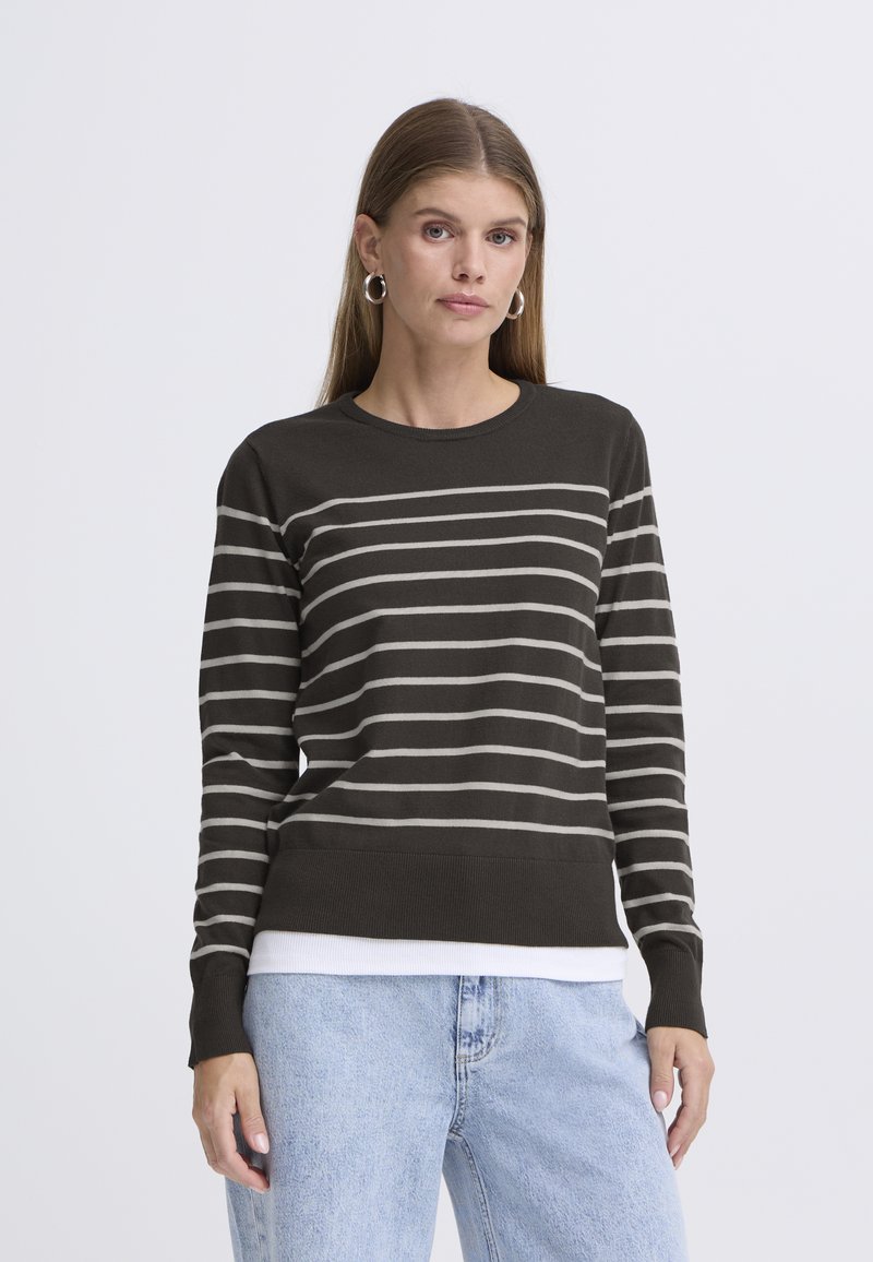 Temno sivi pleteni pulover z vodoravnimi belimi črtami, okrogel izrez, dolgi rokavi in rebrasti rob, nošen čez belo srajco.